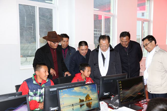 10、張學(xué)武董事長一行在集團(tuán)捐助的德欽縣“希望之星”電腦室考察，并饒有興致地教授學(xué)生使用搜索引擎_副本.jpg