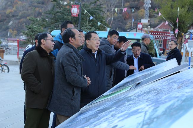 11、張學(xué)武董事長考察迪慶州阿墩子古城規(guī)劃建設(shè)情況_副本.jpg