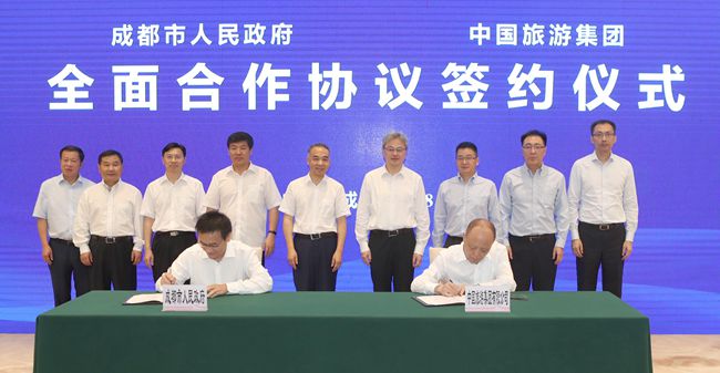 20180801077909.jpg 銳平書記會(huì)見中國旅游集團(tuán)董事長(zhǎng)萬敏并出席簽約儀式7_副本.jpg