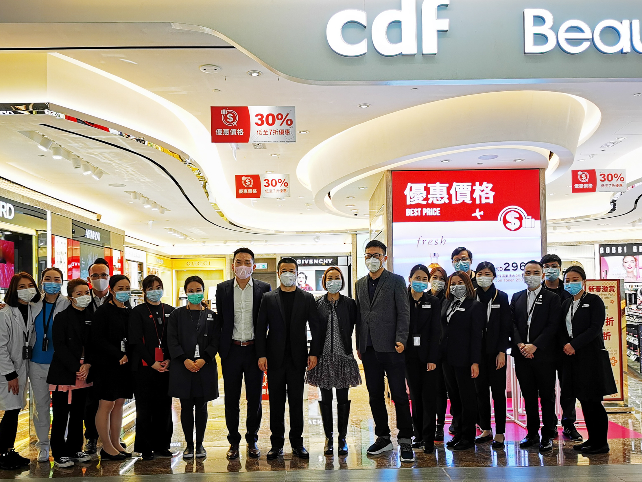 中國(guó)旅游集團(tuán)副總經(jīng)理李剛到中免香港市內(nèi)免稅店進(jìn)行慰問(wèn)并視察疫情防范工作落實(shí)情況