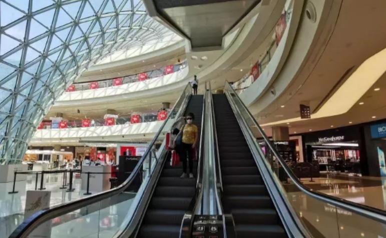 【中國(guó)免稅人在行動(dòng)?一線直擊篇】之十一：這家店恢復(fù)營(yíng)業(yè)，吸引超過(guò)1億人在線看直播！